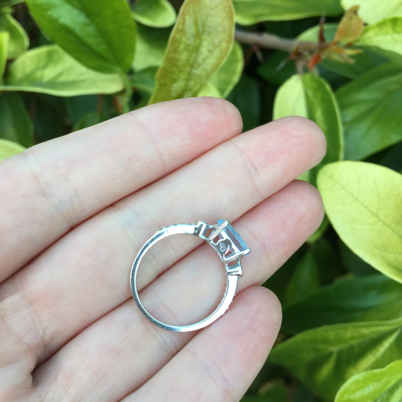 VINTAGE . 2 CARAT SKY BLUE TOPAZ RING . 925 . NVC - Picture 8 of 8